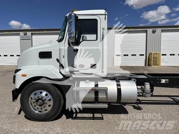 Mack MD7 탱커 트럭