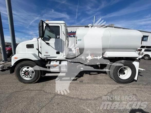 Mack MD7 탱커 트럭