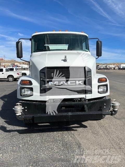 Mack MD7 탱커 트럭