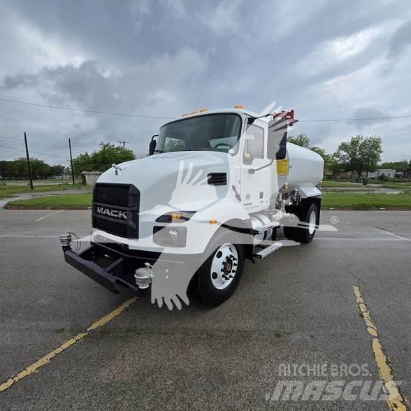 Mack MD7 탱커 트럭