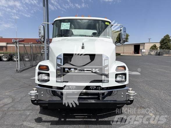 Mack MD7 탱커 트럭