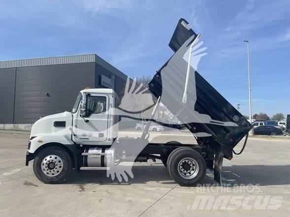 Mack MD7 덤프 트럭