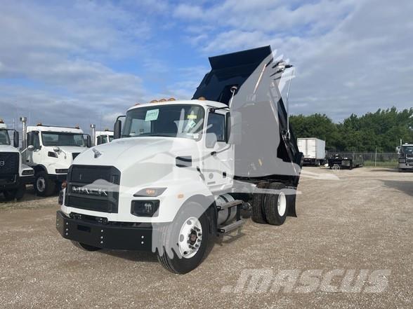 Mack MD7 덤프 트럭