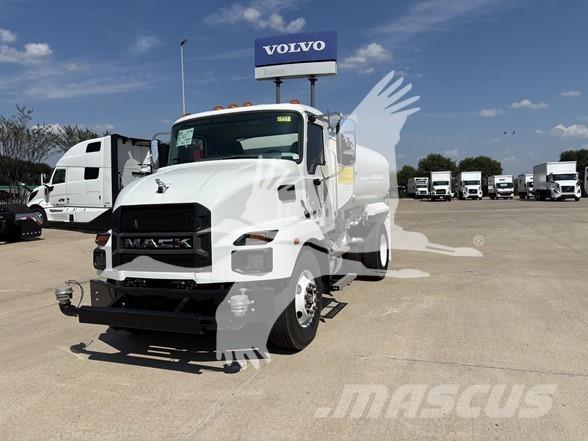 Mack MD7 탱커 트럭