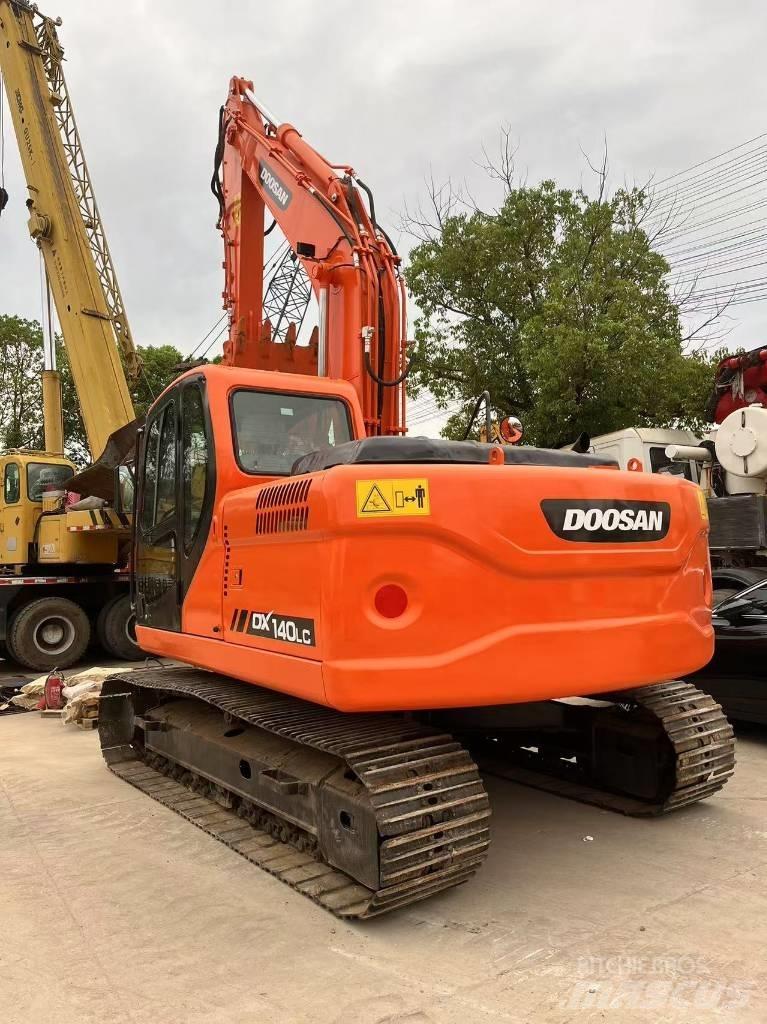 Doosan DX 140 대형 굴삭기 29톤 이상