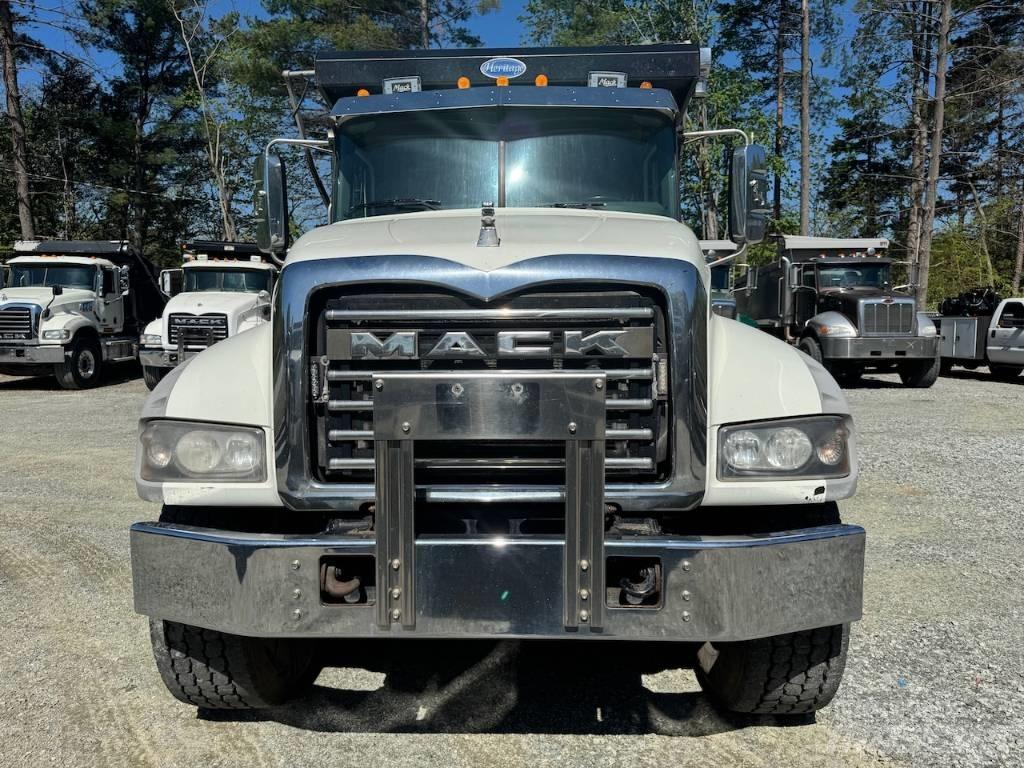 Mack GU713 덤프 트럭
