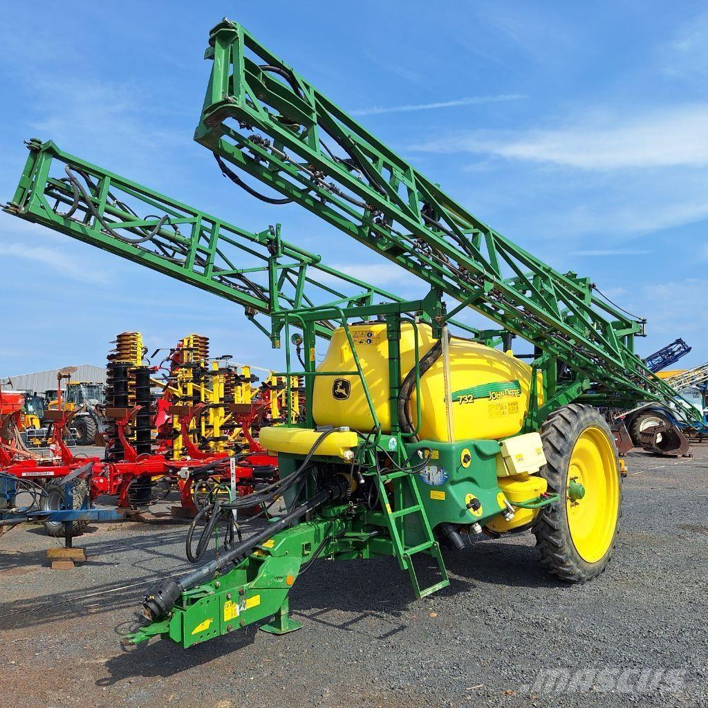 John Deere 732 견인형 분무기