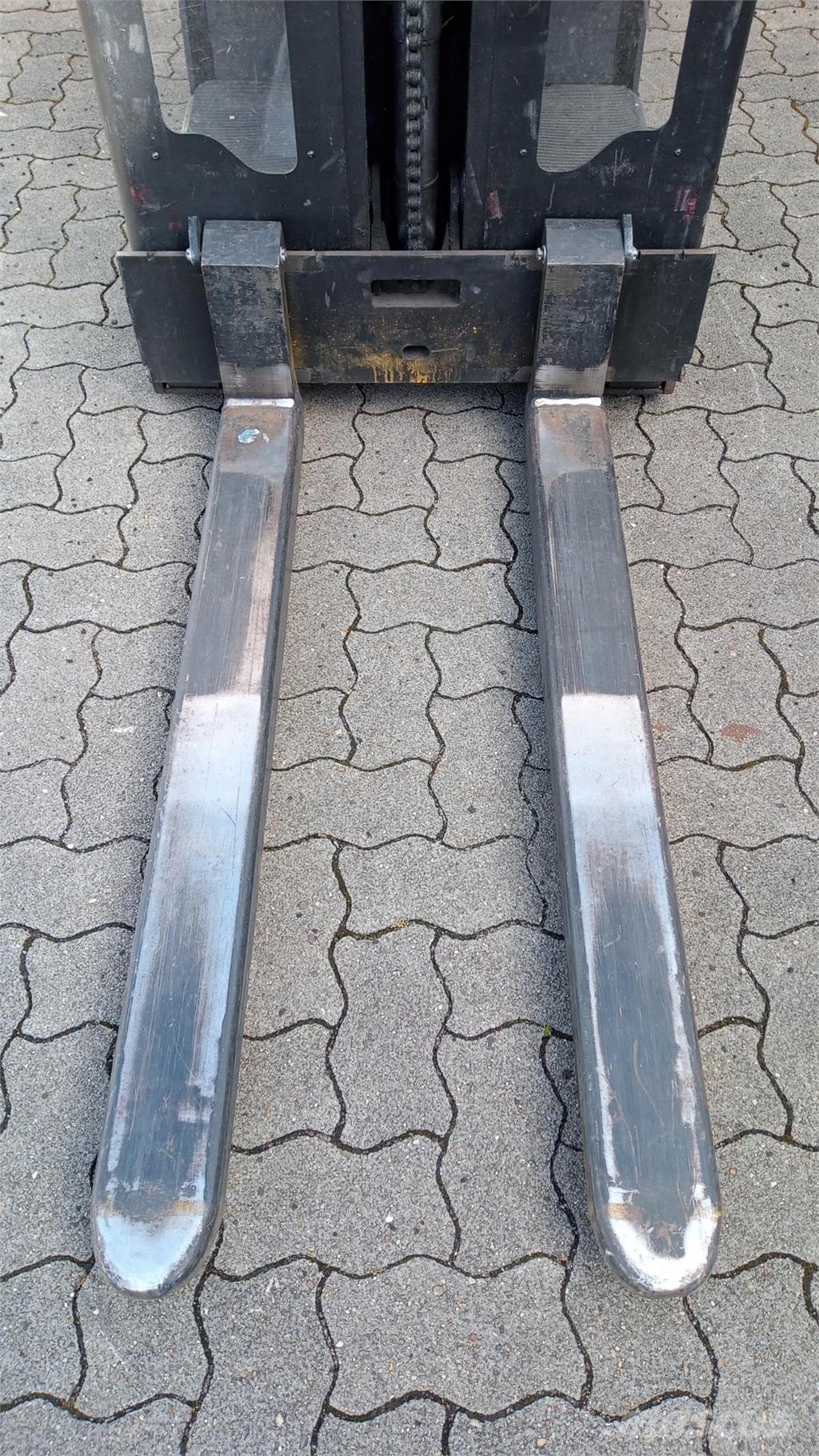 Toyota OSE100 보행식 리치 지게차