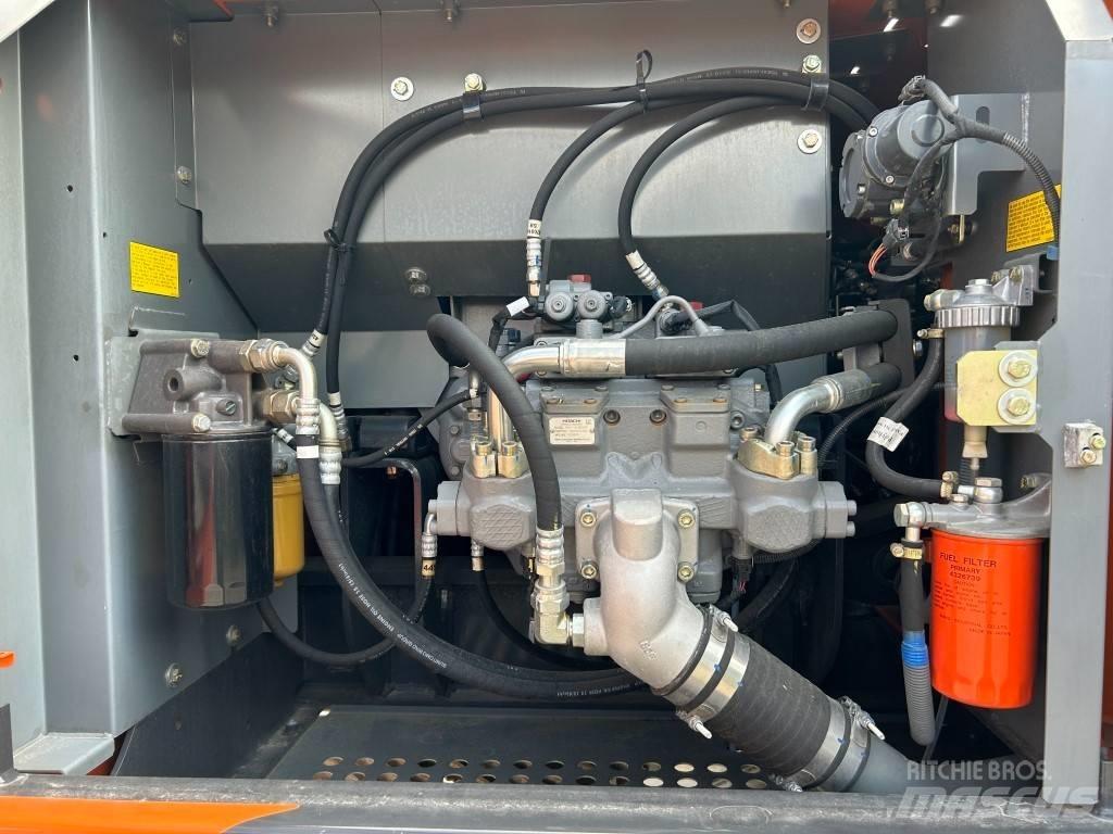 Hitachi ZX 220 LC 대형 굴삭기 29톤 이상