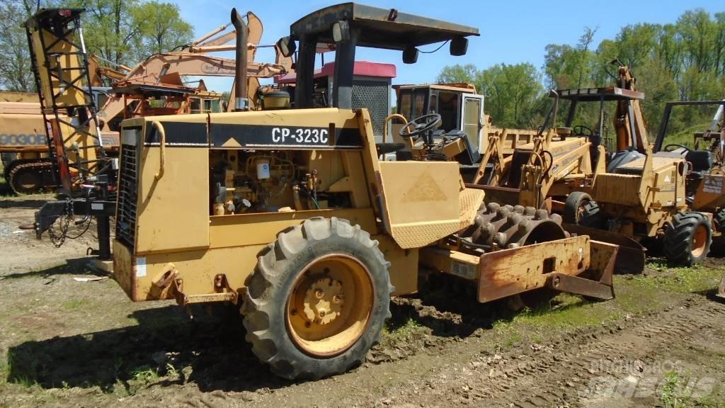 CAT CP 323 C 콤비 롤러