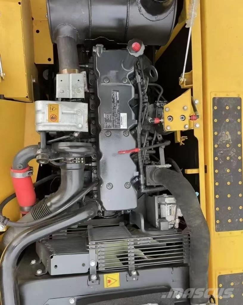 Komatsu PC 240 대형 굴삭기 29톤 이상