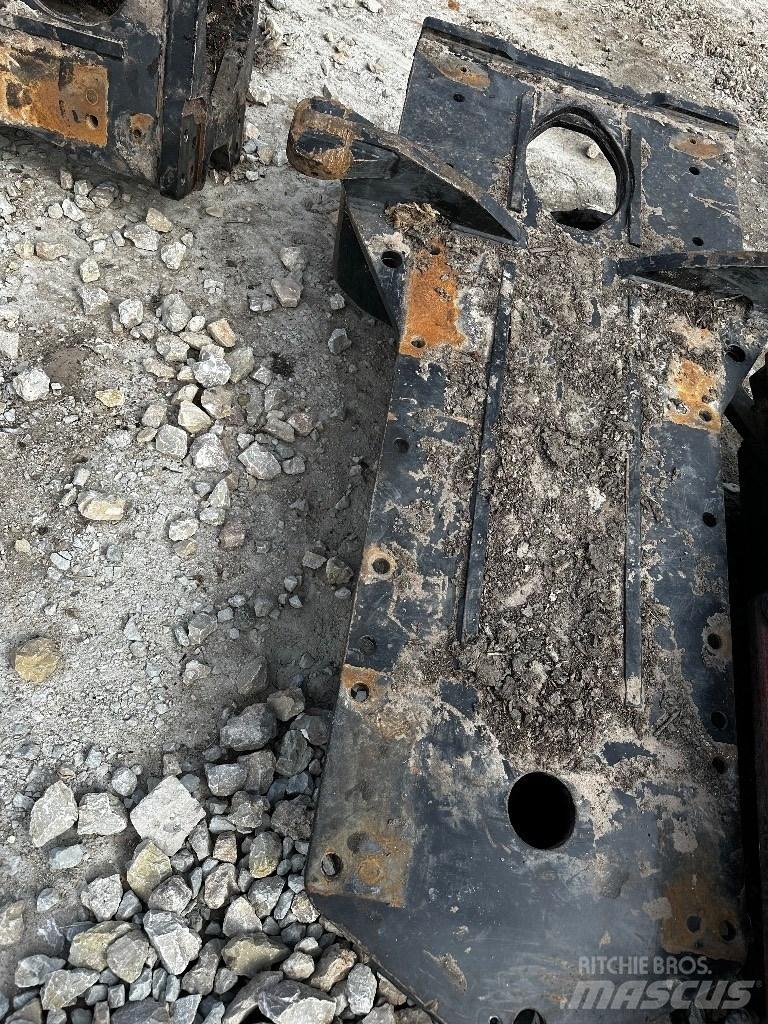 Komatsu 895 섀시 및 서스펜션