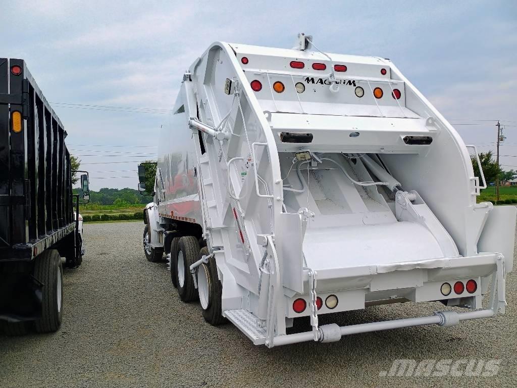Freightliner M2 폐기물 수거 트럭