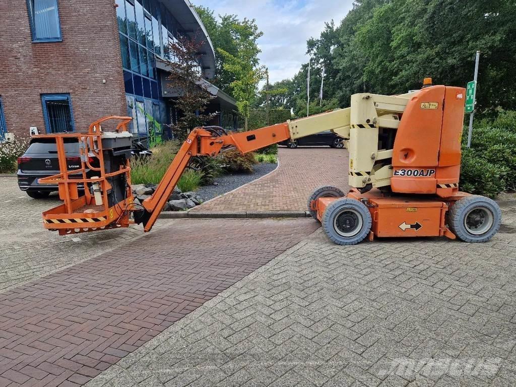 JLG E300AJP 관절형 전동이동 리프트