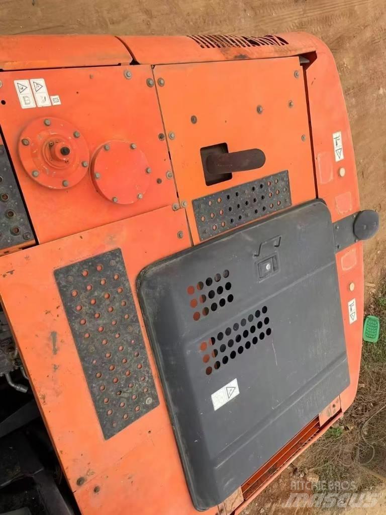 Hitachi ZX 200 대형 굴삭기 29톤 이상