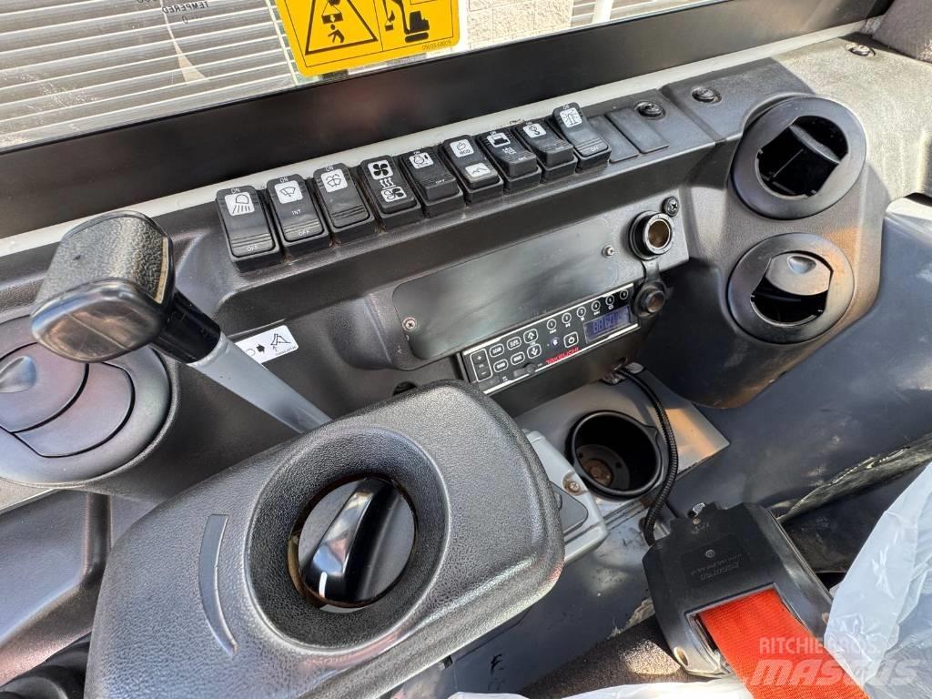 Takeuchi TB 230 소형 굴삭기 7톤 미만