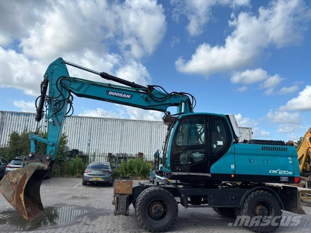 Doosan DX 210 W  휠 굴삭기