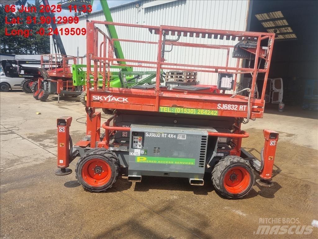 SkyJack SJ 6832 RT 가위형 리프트