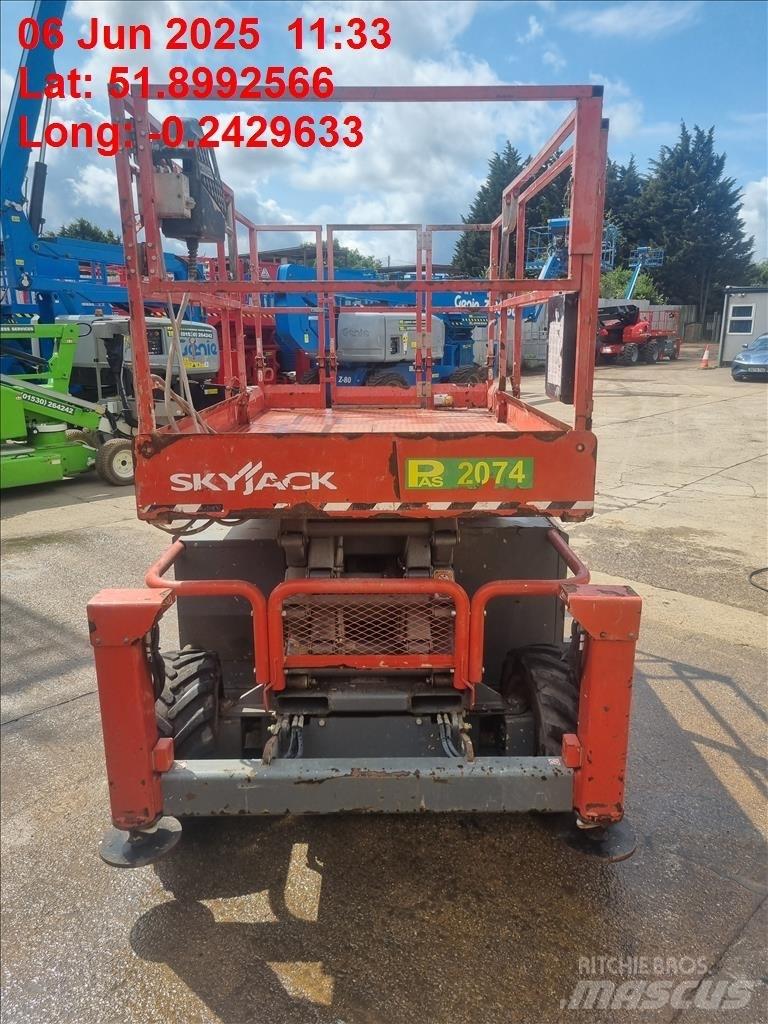 SkyJack SJ 6832 RT 가위형 리프트