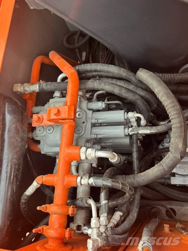 Hitachi ZX 70 소형 굴삭기 7톤 미만