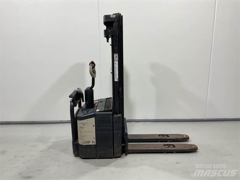 Crown WE2300S 보행식 리치 지게차
