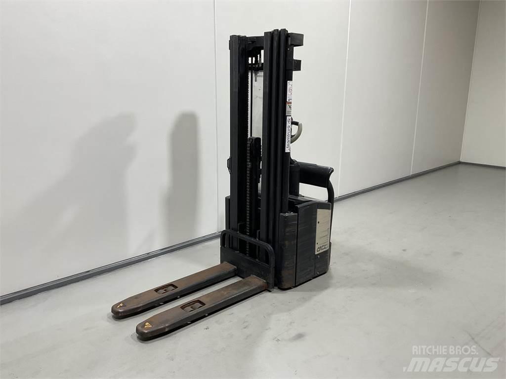 Crown WE2300S 보행식 리치 지게차