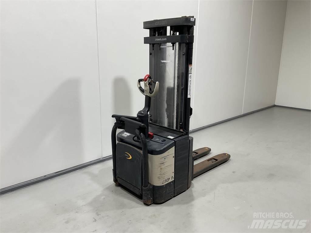 Crown WE2300S 보행식 리치 지게차