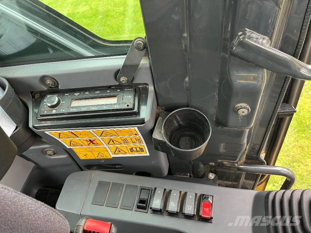 Komatsu PW 118  휠 굴삭기