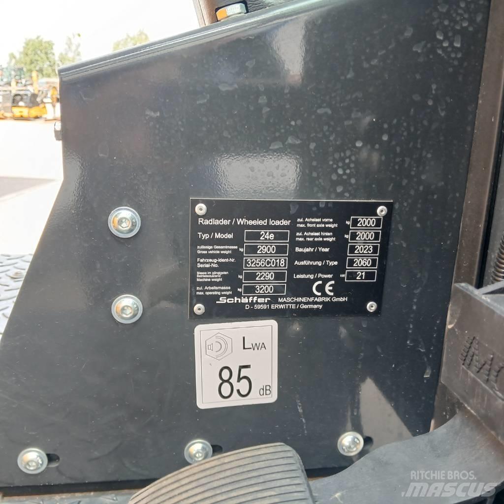 Schäffer Lader 24e  스키드로더
