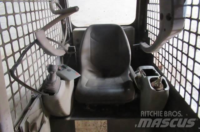 Komatsu SK714 캐빈 및 인테리어