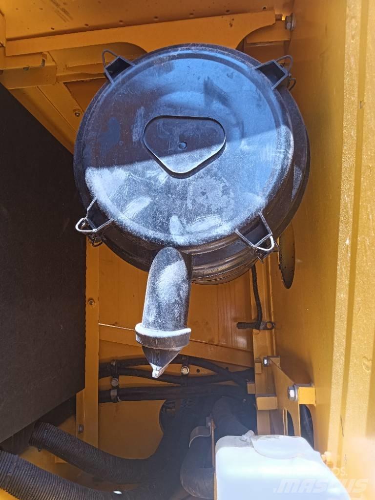 Komatsu PC 220 대형 굴삭기 29톤 이상