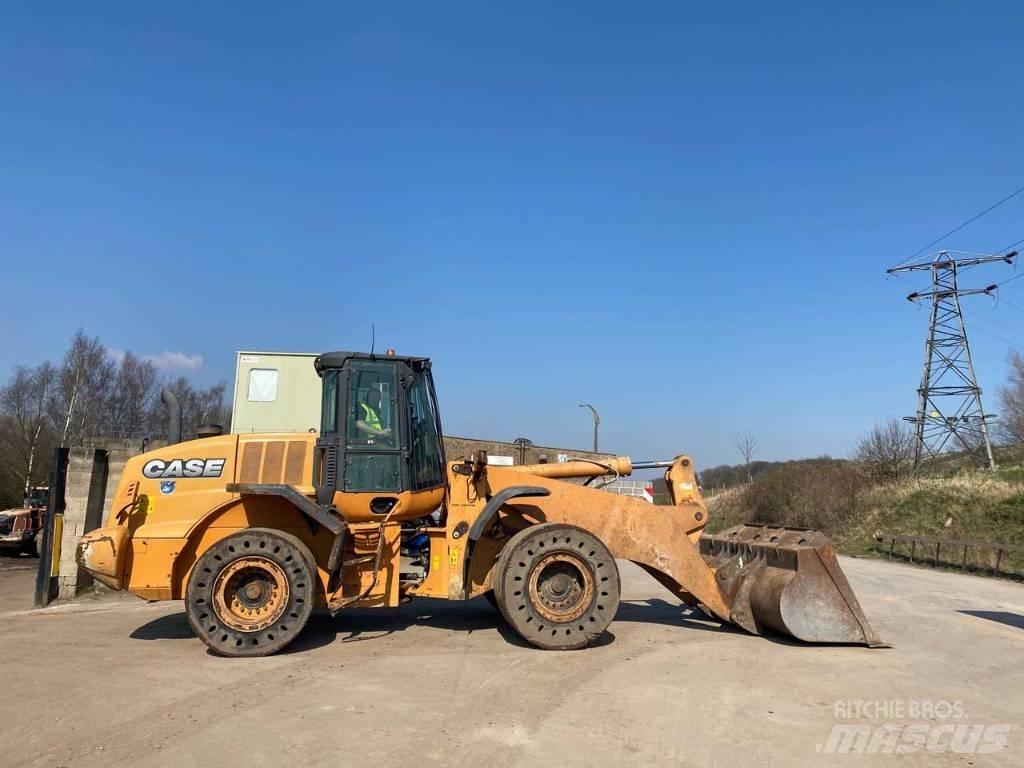 CASE 821 F  휠로우더