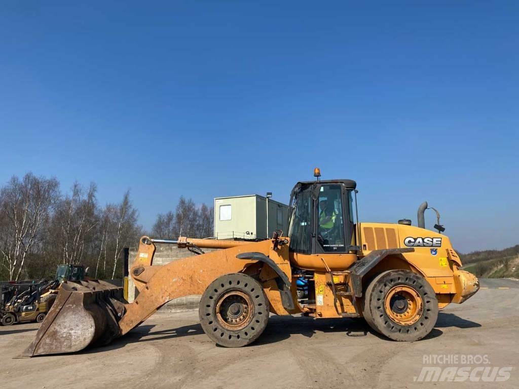 CASE 821 F  휠로우더