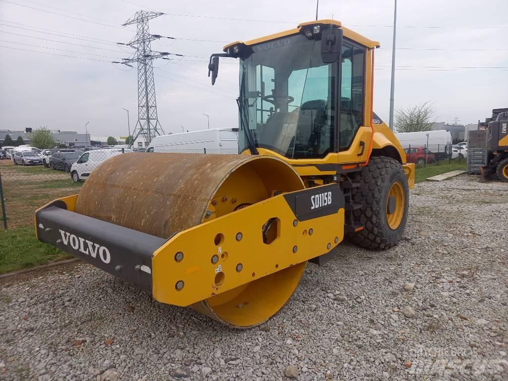 Volvo SD 115 B 싱글 드럼 롤러
