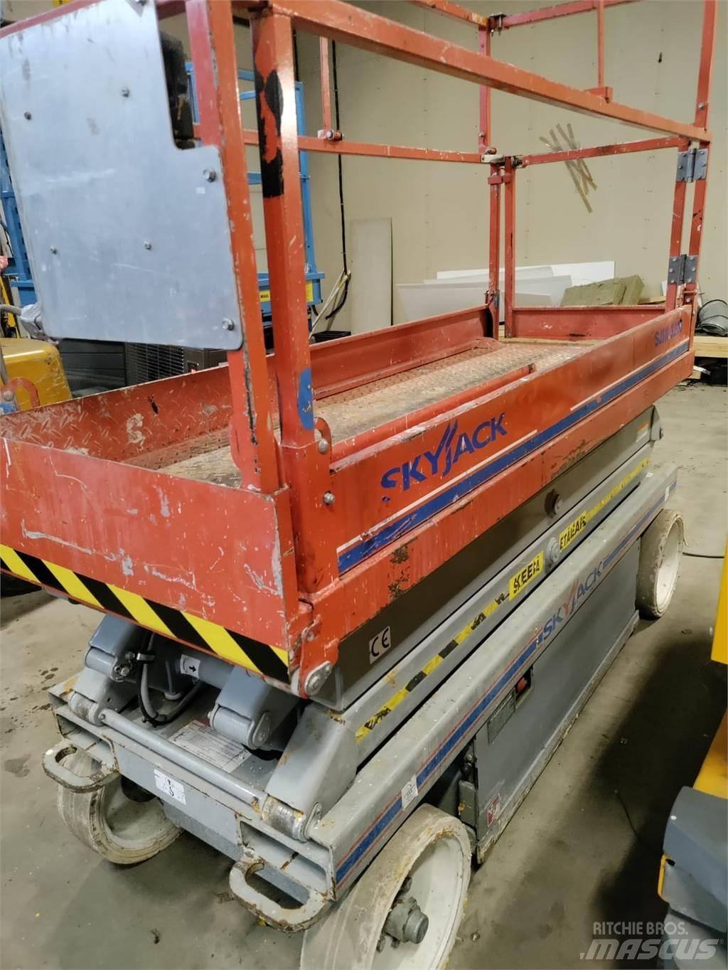 SkyJack SJ3220 가위형 리프트