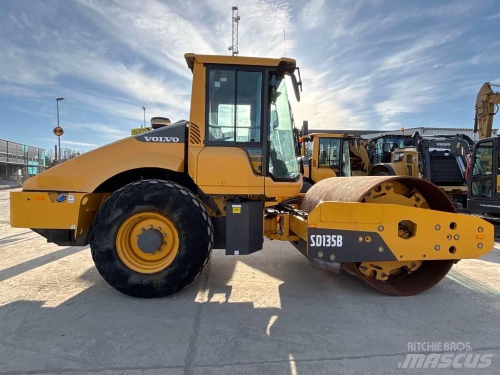 Volvo SD 135 B 싱글 드럼 롤러
