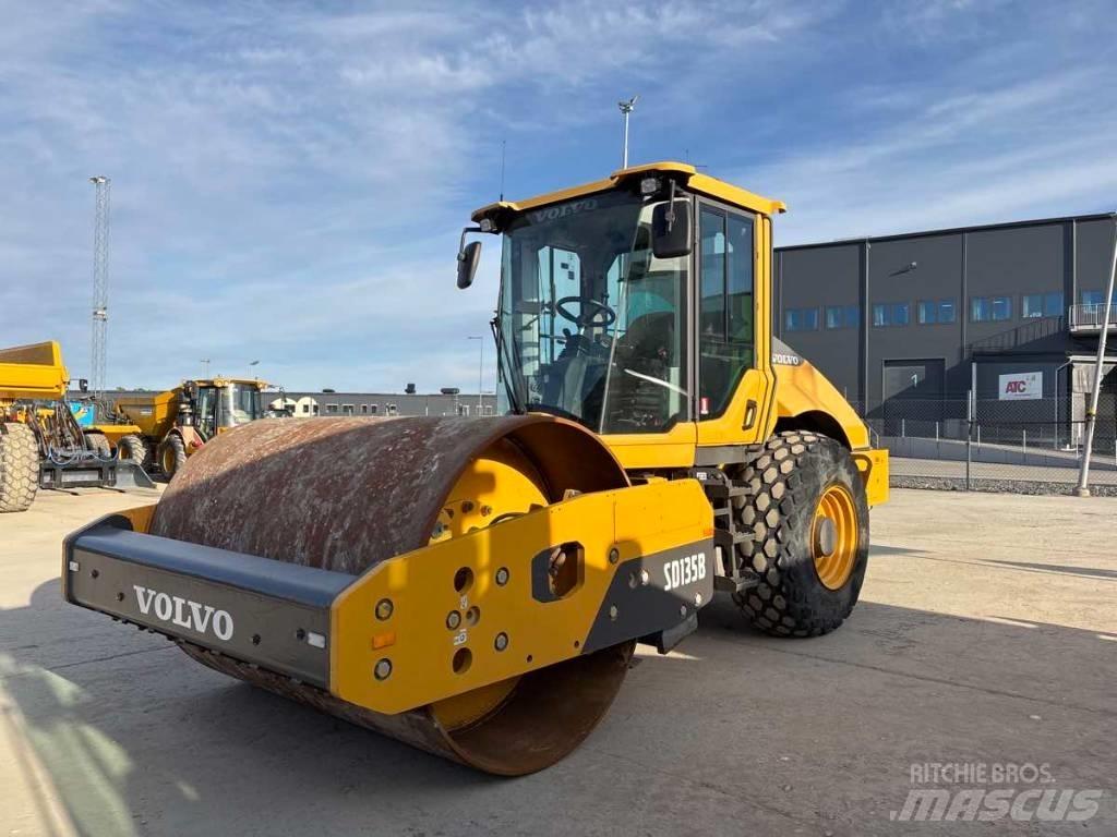 Volvo SD 135 B 싱글 드럼 롤러