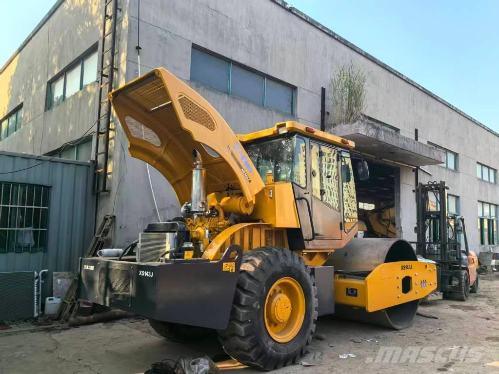 XCMG XS 142 J 싱글 드럼 롤러