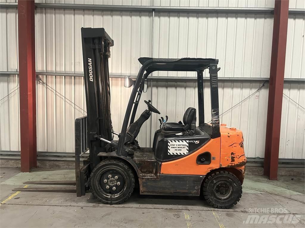 Doosan D25S-5 디젤 지게차