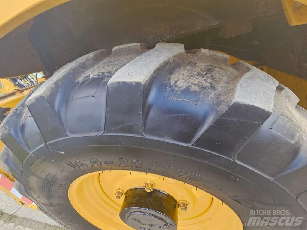Komatsu WB 93 S-5 백호로더