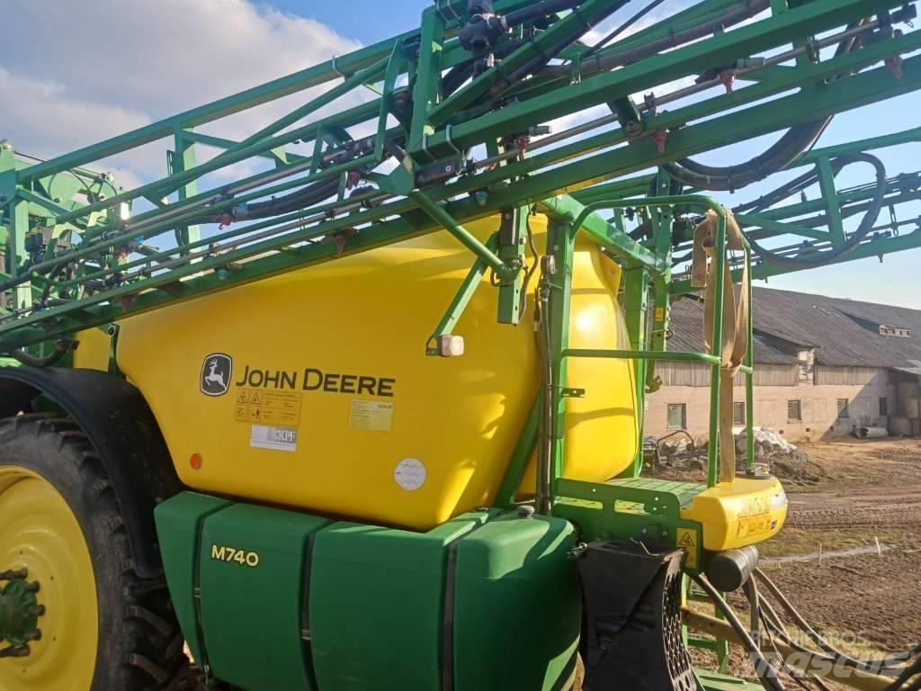John Deere 740 견인형 분무기