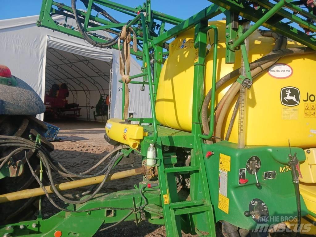 John Deere 740 견인형 분무기