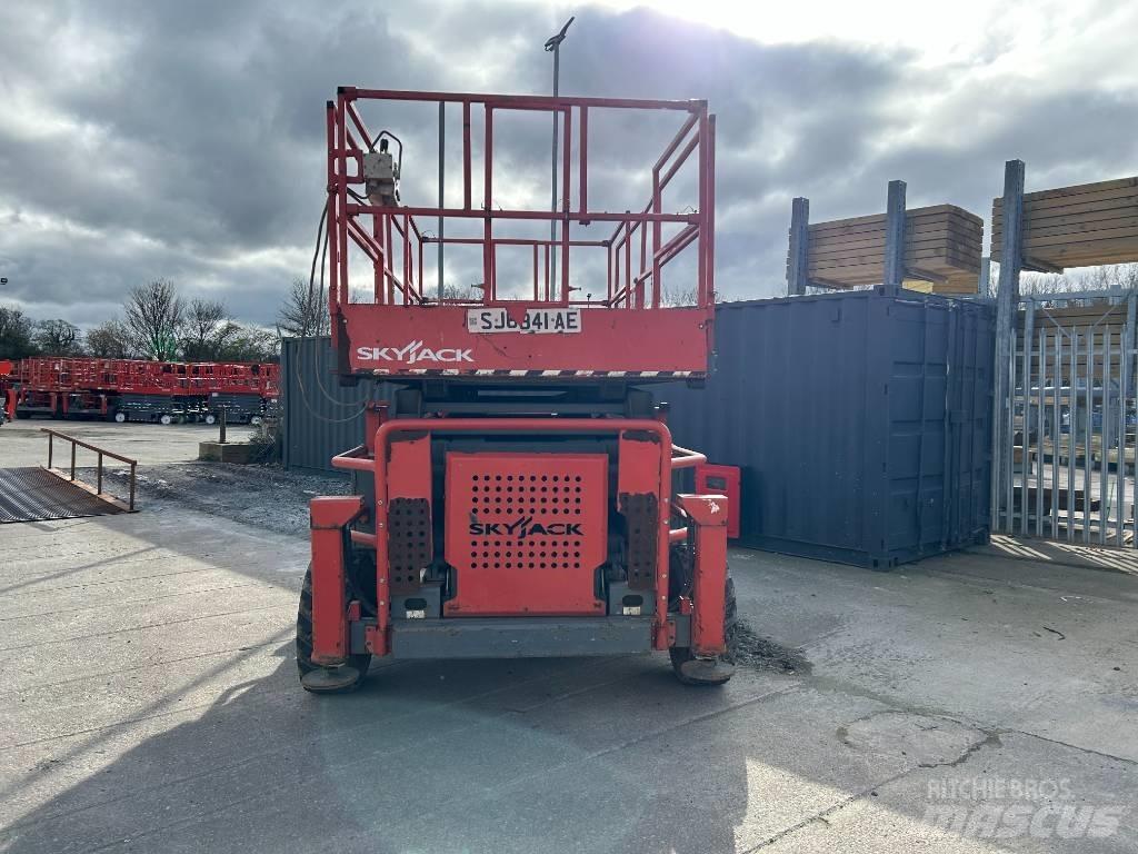 SkyJack SJ 8841 RT 가위형 리프트