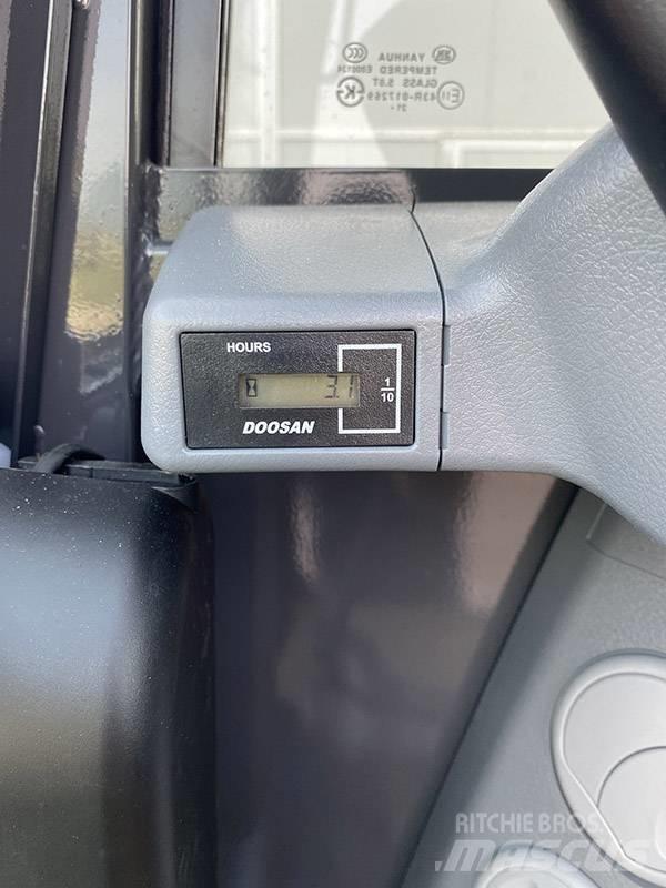 Doosan DX 63-3 소형 굴삭기 7톤 미만