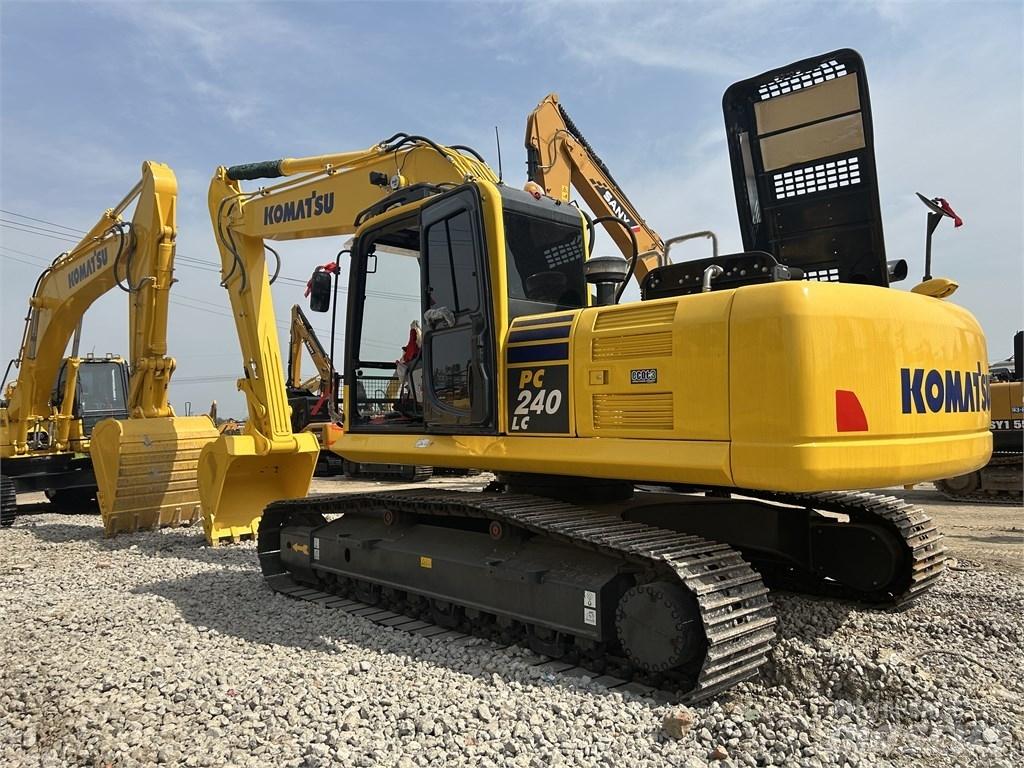 Komatsu PC 240 대형 굴삭기 29톤 이상