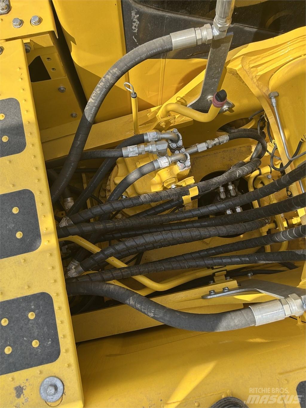 Komatsu PC 240 대형 굴삭기 29톤 이상