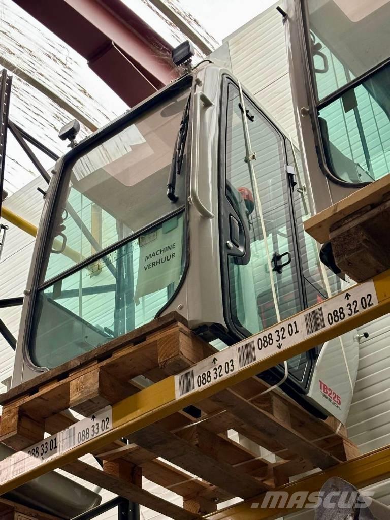 Takeuchi TB 225 소형 굴삭기 7톤 미만