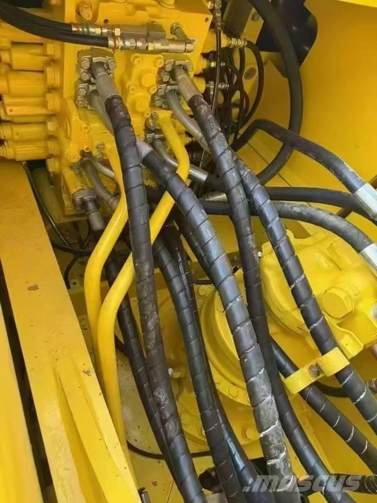Komatsu PC 240 대형 굴삭기 29톤 이상