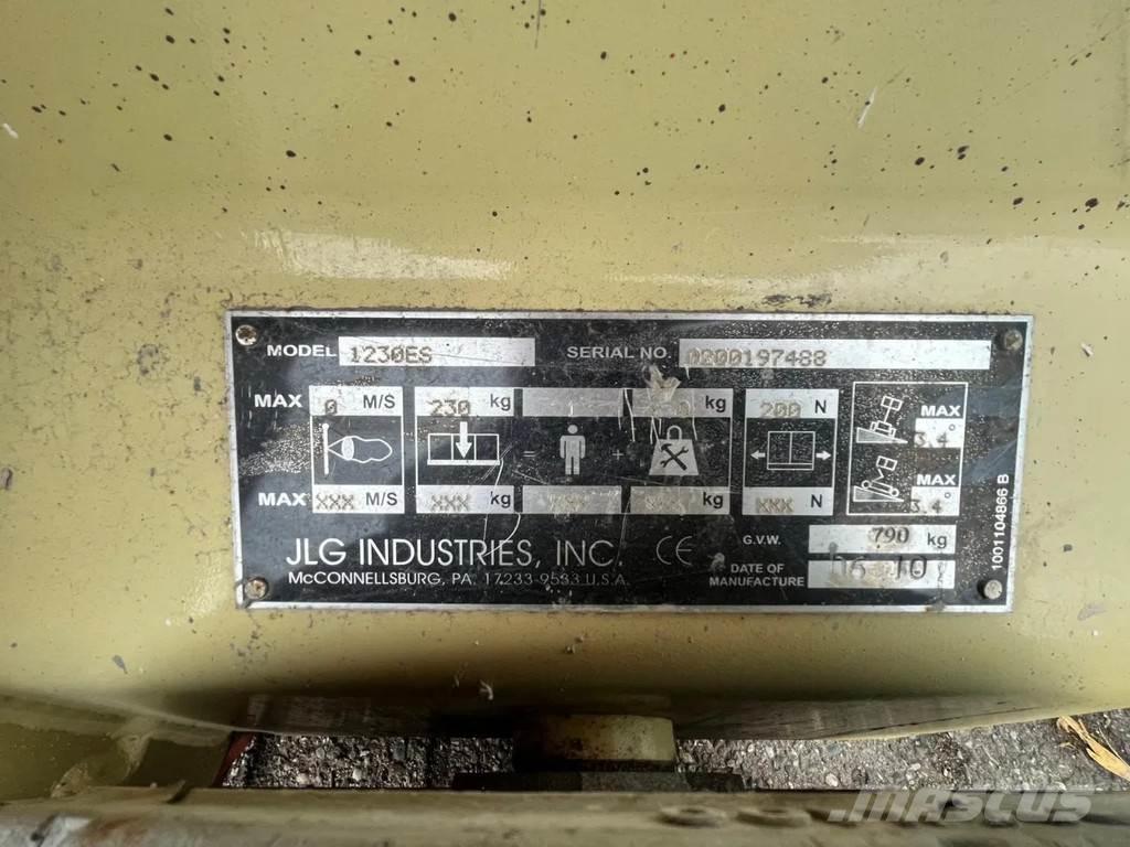 JLG 1230ES 견인식 전동이동 리프트