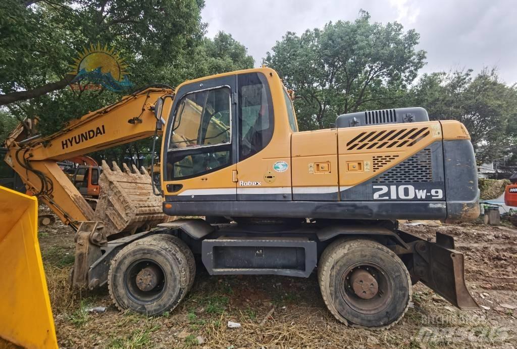 Hyundai R210W-9  휠 굴삭기